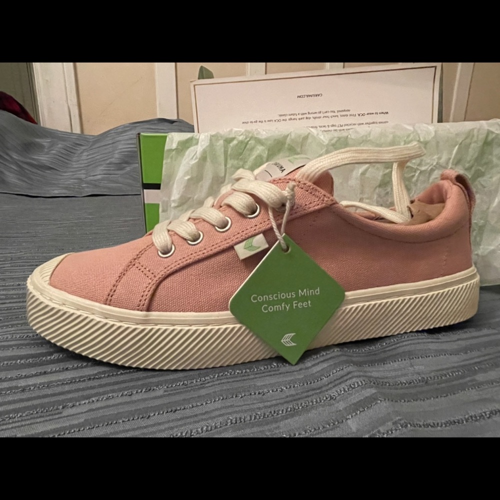 Cariuma Rose Pink Canvas Low-Top Sneakers with Cream Sole
